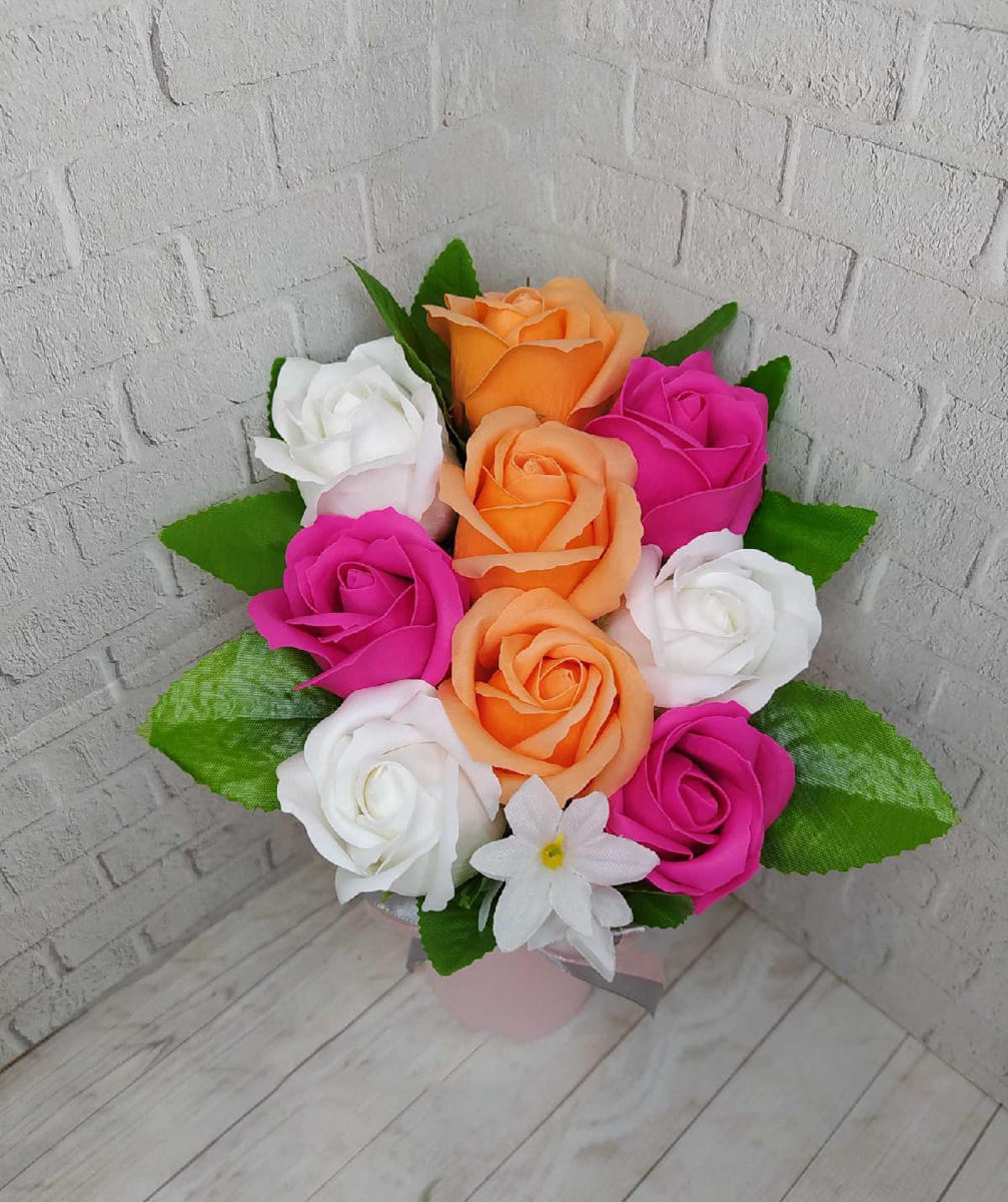 Еда, алкоголь, визитки, игрушки, предметы гардероба, статуэтка Оскара и цветы. Какие подарки могут раствориться в руках? Узнаем у владимирских мыловаров и внимательно изучим пенные работы, чтобы не попасться на розыгрыш.