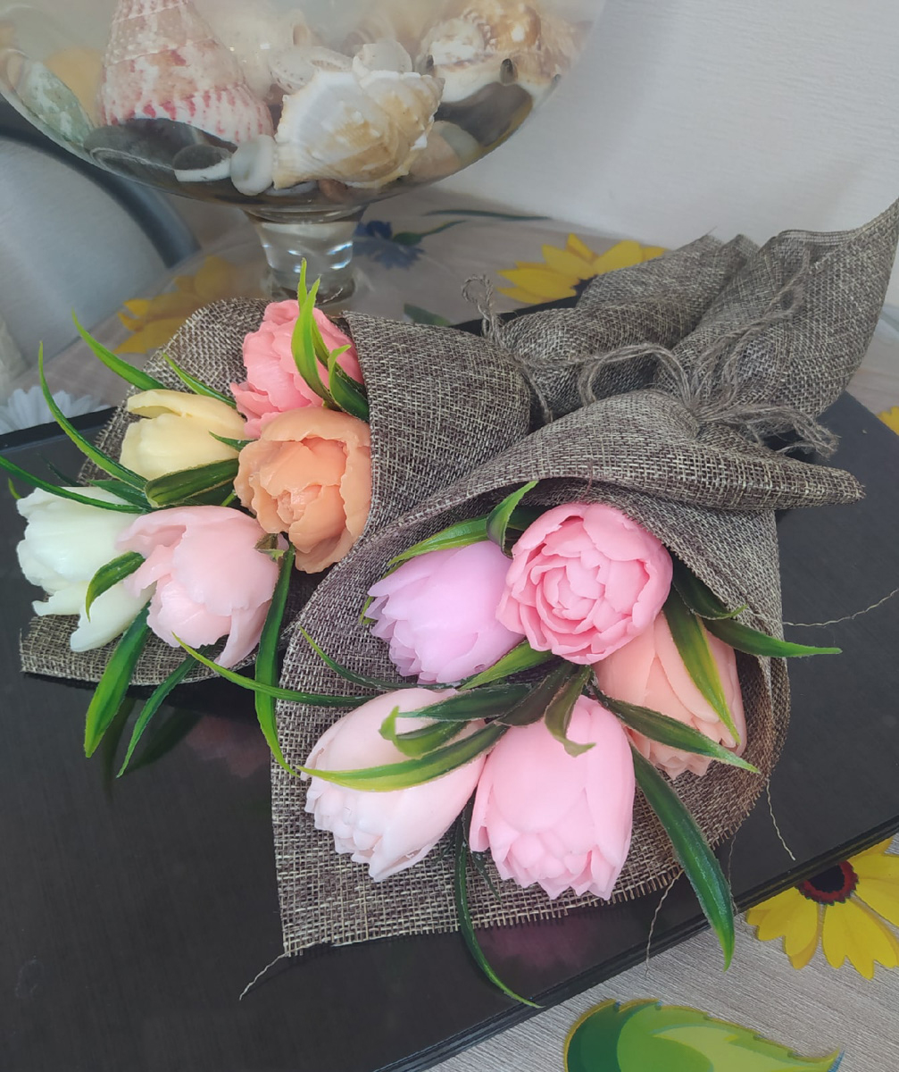 Еда, алкоголь, визитки, игрушки, предметы гардероба, статуэтка Оскара и цветы. Какие подарки могут раствориться в руках? Узнаем у владимирских мыловаров и внимательно изучим пенные работы, чтобы не попасться на розыгрыш.