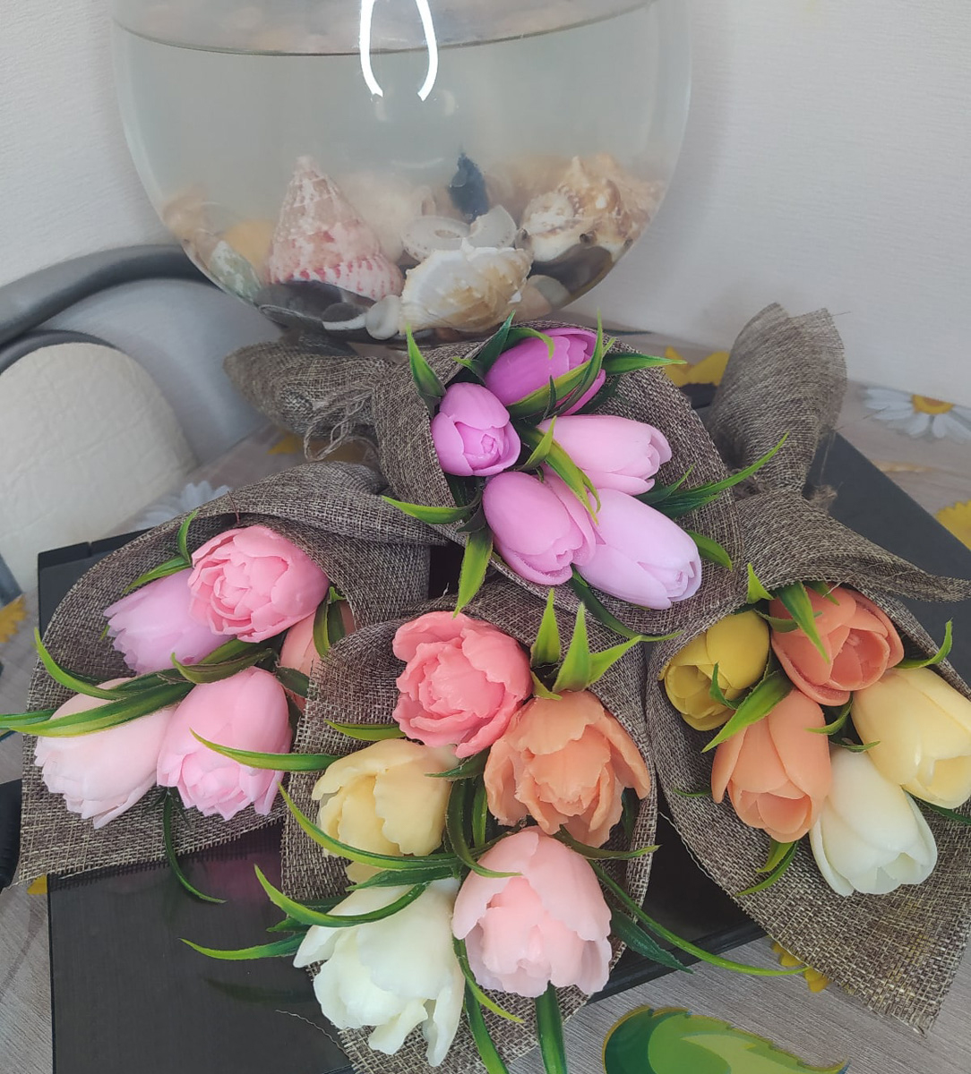 Еда, алкоголь, визитки, игрушки, предметы гардероба, статуэтка Оскара и цветы. Какие подарки могут раствориться в руках? Узнаем у владимирских мыловаров и внимательно изучим пенные работы, чтобы не попасться на розыгрыш.