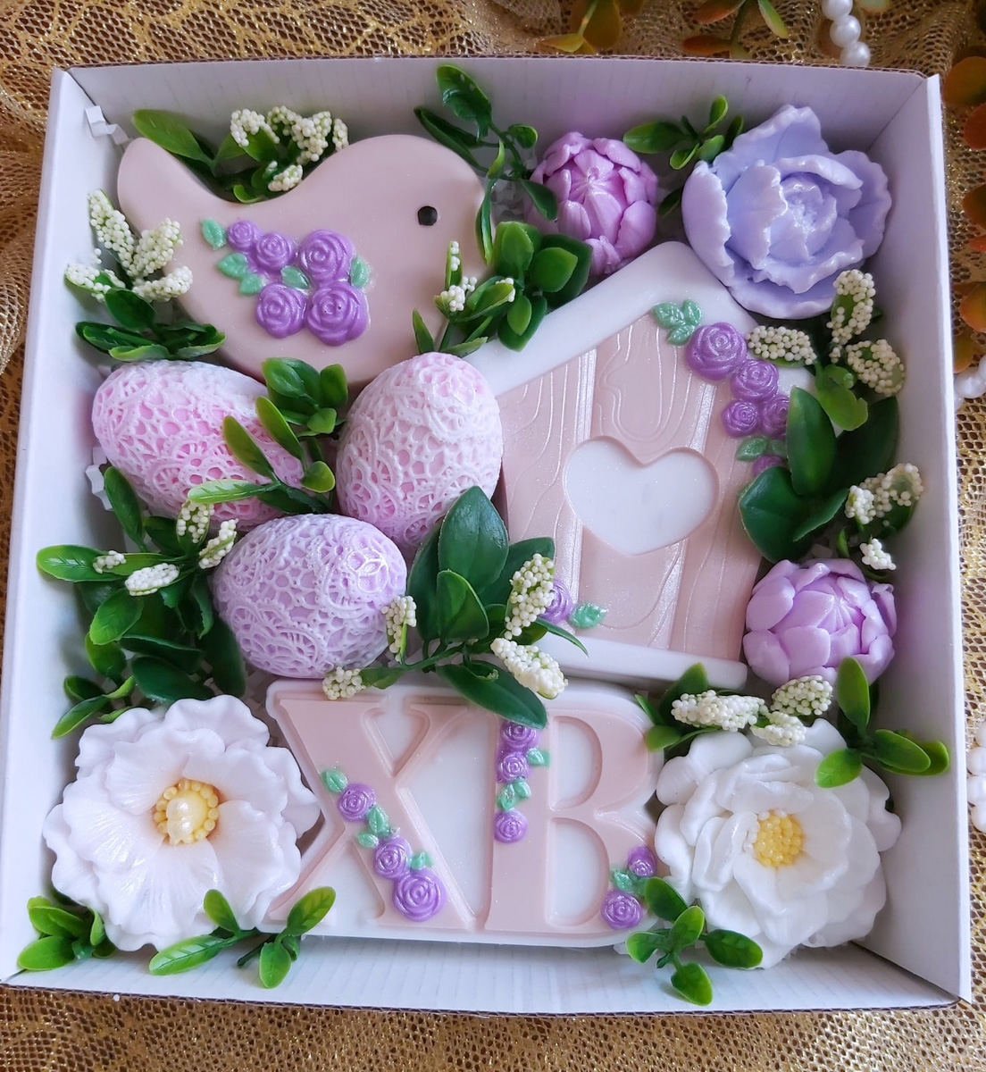 Еда, алкоголь, визитки, игрушки, предметы гардероба, статуэтка Оскара и цветы. Какие подарки могут раствориться в руках? Узнаем у владимирских мыловаров и внимательно изучим пенные работы, чтобы не попасться на розыгрыш.