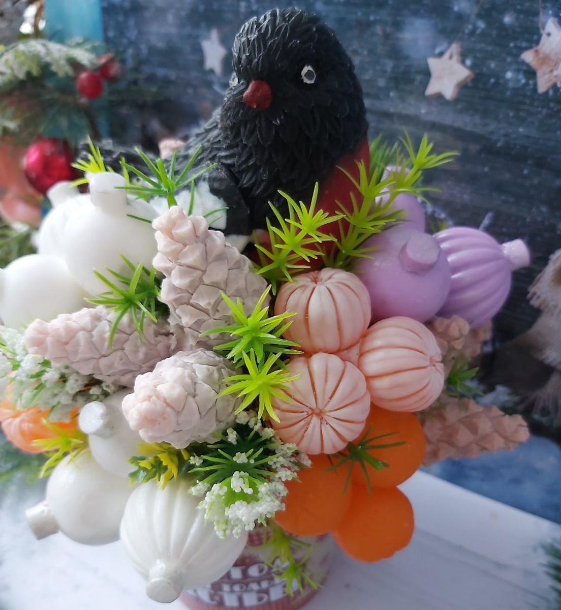 Еда, алкоголь, визитки, игрушки, предметы гардероба, статуэтка Оскара и цветы. Какие подарки могут раствориться в руках? Узнаем у владимирских мыловаров и внимательно изучим пенные работы, чтобы не попасться на розыгрыш.