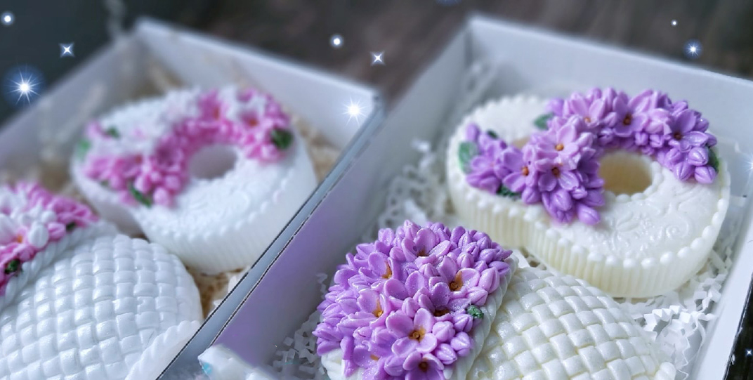 Еда, алкоголь, визитки, игрушки, предметы гардероба, статуэтка Оскара и цветы. Какие подарки могут раствориться в руках? Узнаем у владимирских мыловаров и внимательно изучим пенные работы, чтобы не попасться на розыгрыш.