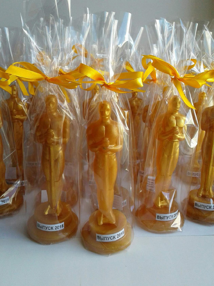 Еда, алкоголь, визитки, игрушки, предметы гардероба, статуэтка Оскара и цветы. Какие подарки могут раствориться в руках? Узнаем у владимирских мыловаров и внимательно изучим пенные работы, чтобы не попасться на розыгрыш.