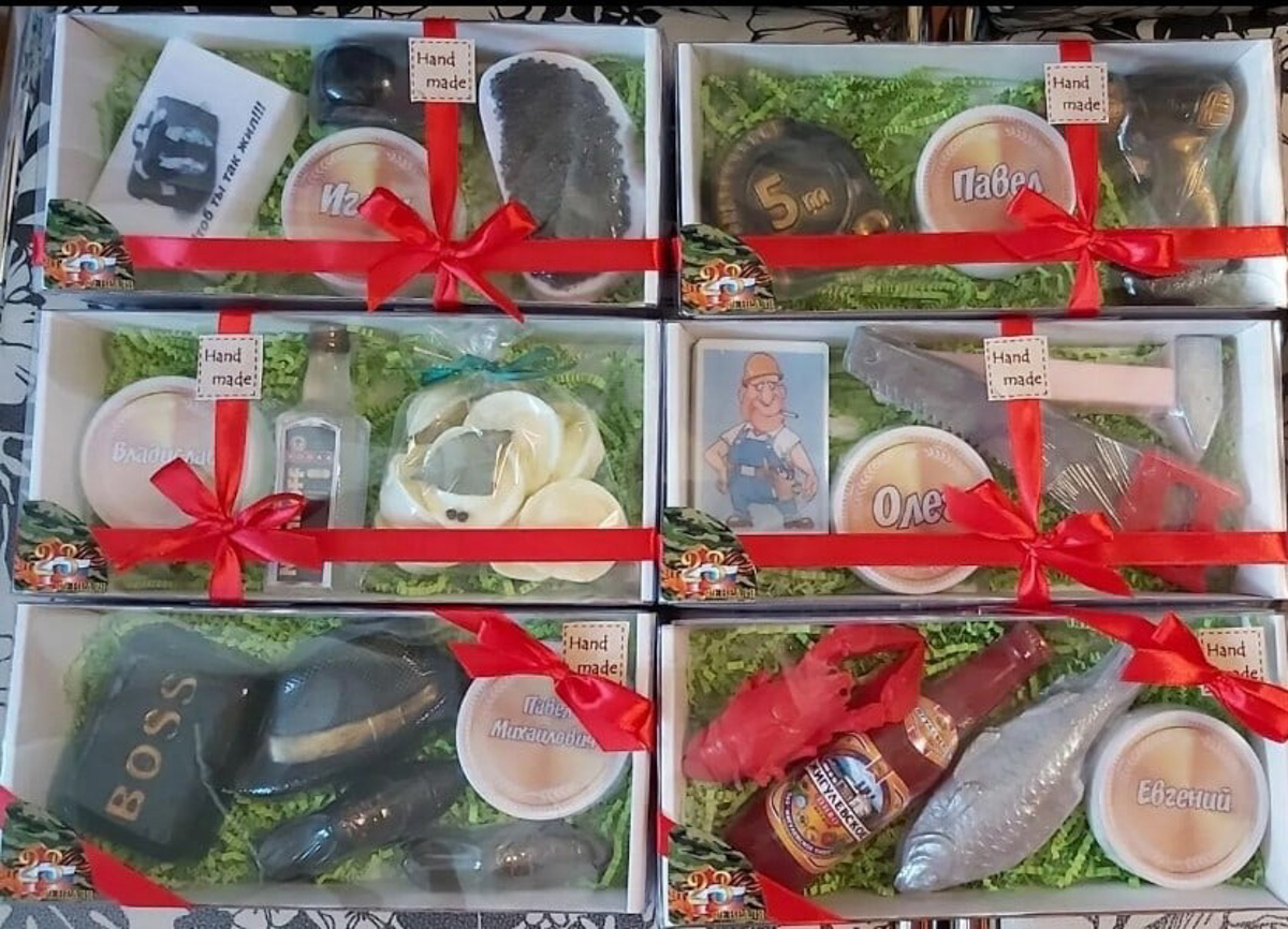 Еда, алкоголь, визитки, игрушки, предметы гардероба, статуэтка Оскара и цветы. Какие подарки могут раствориться в руках? Узнаем у владимирских мыловаров и внимательно изучим пенные работы, чтобы не попасться на розыгрыш.