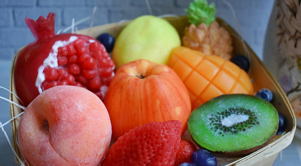 Еда, алкоголь, визитки, игрушки, предметы гардероба, статуэтка Оскара и цветы. Какие подарки могут раствориться в руках? Узнаем у владимирских мыловаров и внимательно изучим пенные работы, чтобы не попасться на розыгрыш.