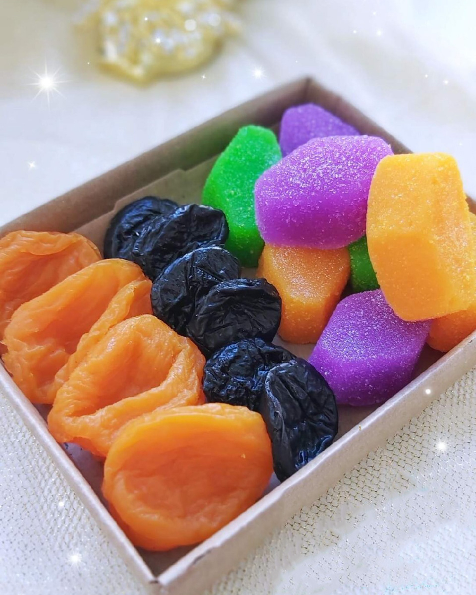 Еда, алкоголь, визитки, игрушки, предметы гардероба, статуэтка Оскара и цветы. Какие подарки могут раствориться в руках? Узнаем у владимирских мыловаров и внимательно изучим пенные работы, чтобы не попасться на розыгрыш.