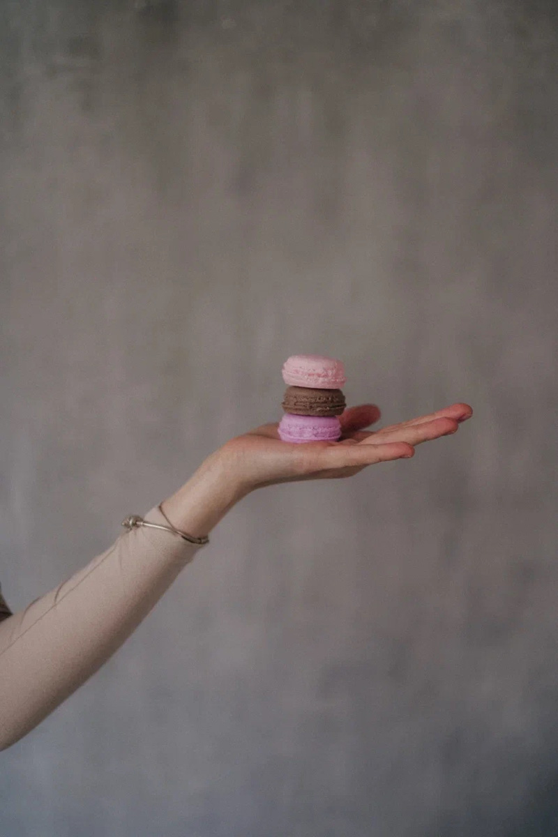 Еда, алкоголь, визитки, игрушки, предметы гардероба, статуэтка Оскара и цветы. Какие подарки могут раствориться в руках? Узнаем у владимирских мыловаров и внимательно изучим пенные работы, чтобы не попасться на розыгрыш.