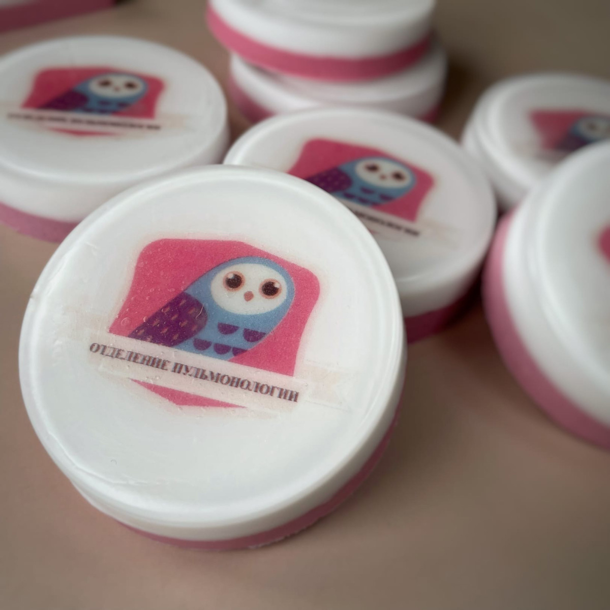 Еда, алкоголь, визитки, игрушки, предметы гардероба, статуэтка Оскара и цветы. Какие подарки могут раствориться в руках? Узнаем у владимирских мыловаров и внимательно изучим пенные работы, чтобы не попасться на розыгрыш.