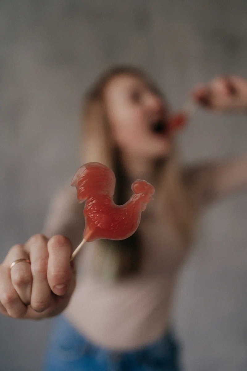 Еда, алкоголь, визитки, игрушки, предметы гардероба, статуэтка Оскара и цветы. Какие подарки могут раствориться в руках? Узнаем у владимирских мыловаров и внимательно изучим пенные работы, чтобы не попасться на розыгрыш.