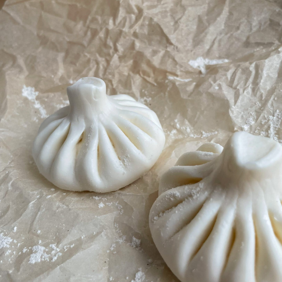 Еда, алкоголь, визитки, игрушки, предметы гардероба, статуэтка Оскара и цветы. Какие подарки могут раствориться в руках? Узнаем у владимирских мыловаров и внимательно изучим пенные работы, чтобы не попасться на розыгрыш.