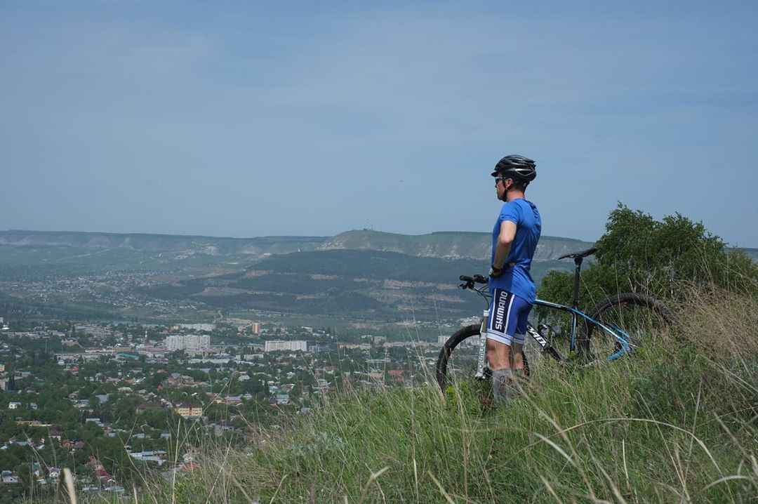 Небо над Европой закрыто, привычные места отдыха недоступны, а энергии много. Тогда пришло время пересесть на велосипед. Путешествия на двухколесном транспорте, как ожидают эксперты, в этом году будут на пике популярности. При этом Владимирская область вошла в список главных мест России для весенних велотуров.