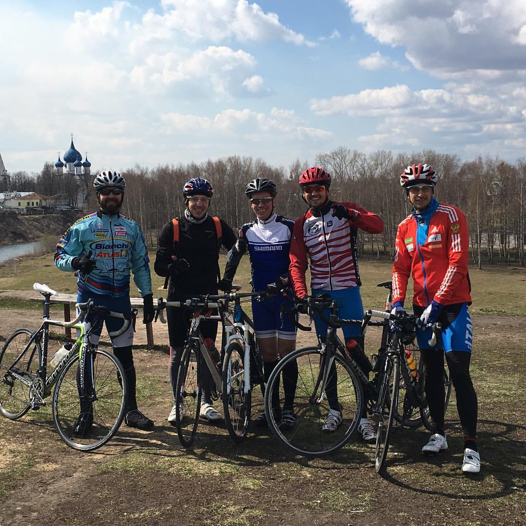 Небо над Европой закрыто, привычные места отдыха недоступны, а энергии много. Тогда пришло время пересесть на велосипед. Путешествия на двухколесном транспорте, как ожидают эксперты, в этом году будут на пике популярности. При этом Владимирская область вошла в список главных мест России для весенних велотуров.