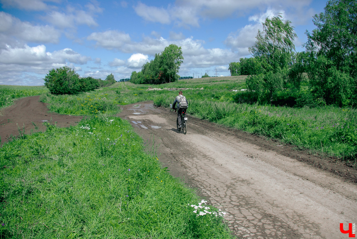 Небо над Европой закрыто, привычные места отдыха недоступны, а энергии много. Тогда пришло время пересесть на велосипед. Путешествия на двухколесном транспорте, как ожидают эксперты, в этом году будут на пике популярности. При этом Владимирская область вошла в список главных мест России для весенних велотуров.