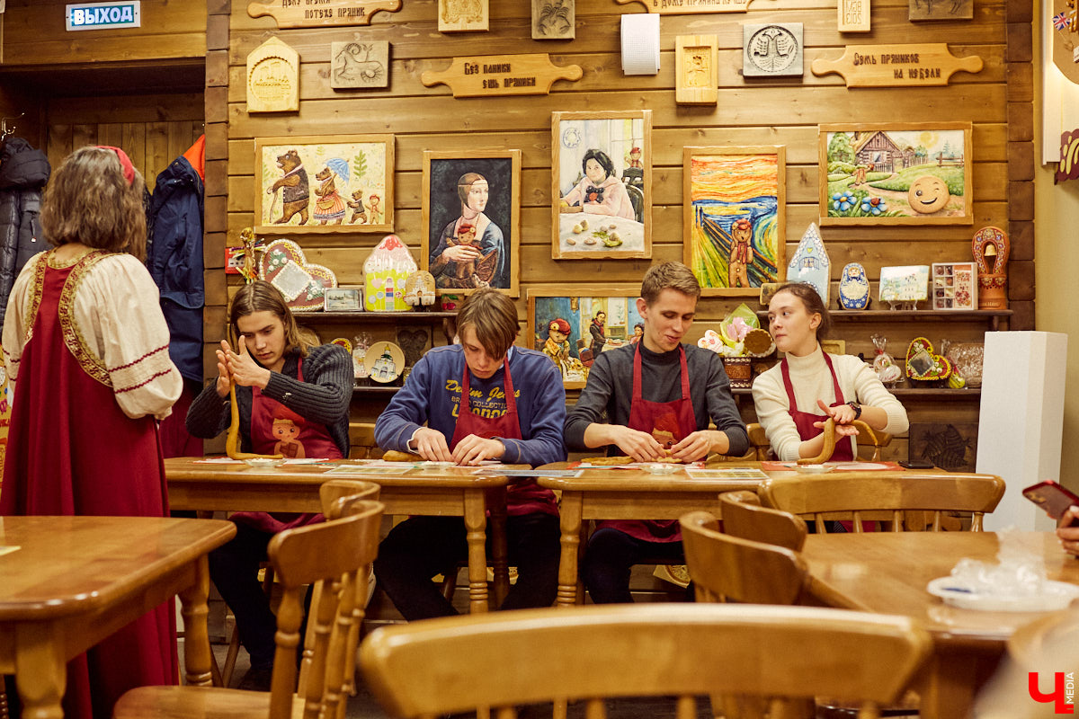 Сегодня вы услышите сказ о том, как компания студентов с помощью Пушкина («Пушкинской карты») в Музее пряника лепила и пекла обрядовое печенье тетёрки и кликала весну.