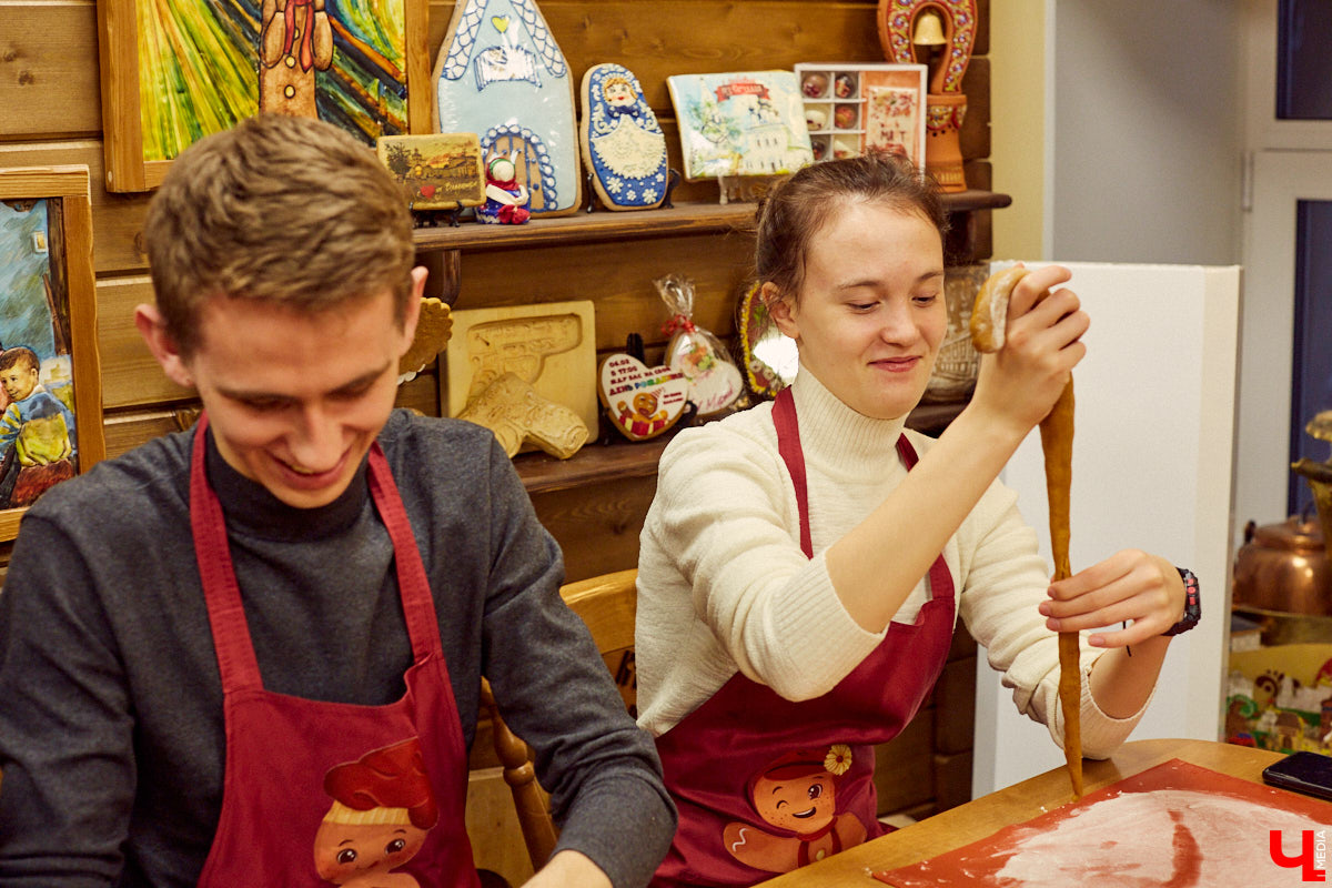 Сегодня вы услышите сказ о том, как компания студентов с помощью Пушкина («Пушкинской карты») в Музее пряника лепила и пекла обрядовое печенье тетёрки и кликала весну.