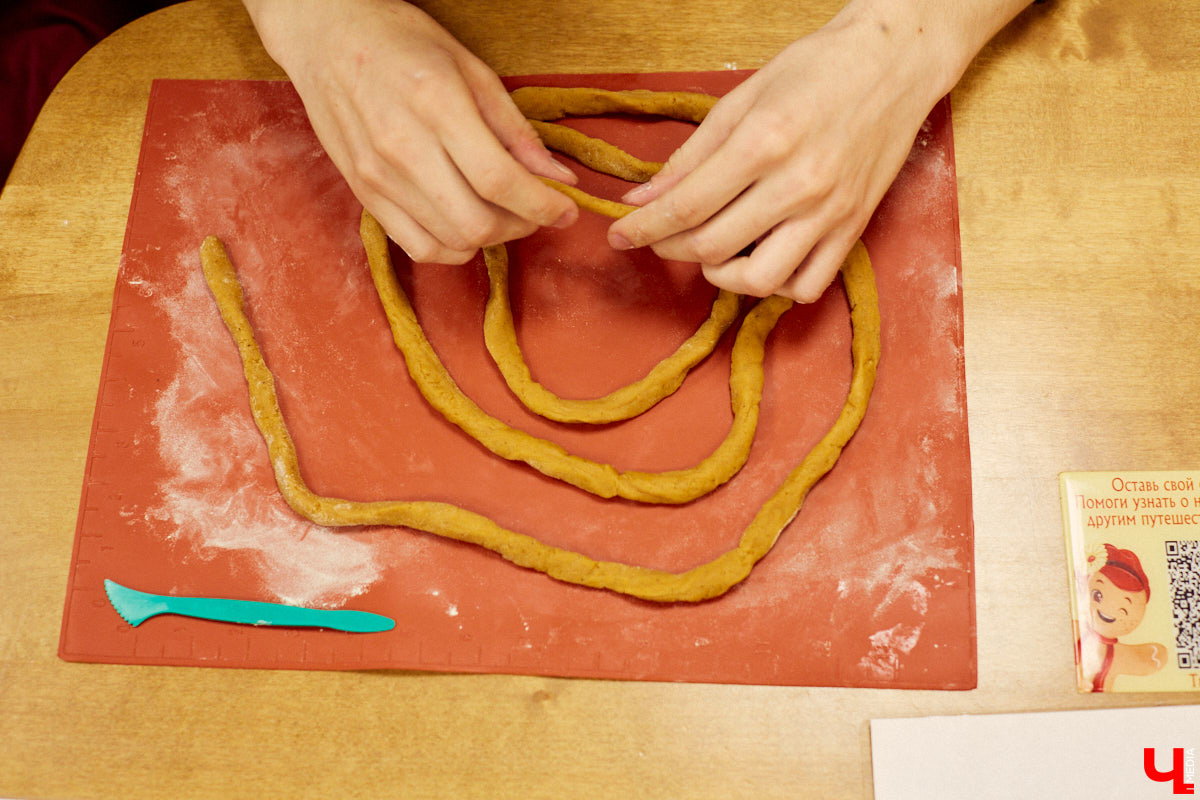 Сегодня вы услышите сказ о том, как компания студентов с помощью Пушкина («Пушкинской карты») в Музее пряника лепила и пекла обрядовое печенье тетёрки и кликала весну.