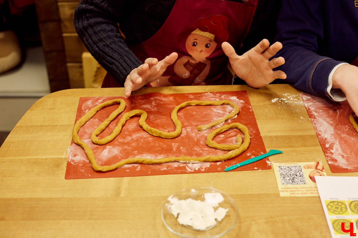 Сегодня вы услышите сказ о том, как компания студентов с помощью Пушкина («Пушкинской карты») в Музее пряника лепила и пекла обрядовое печенье тетёрки и кликала весну.