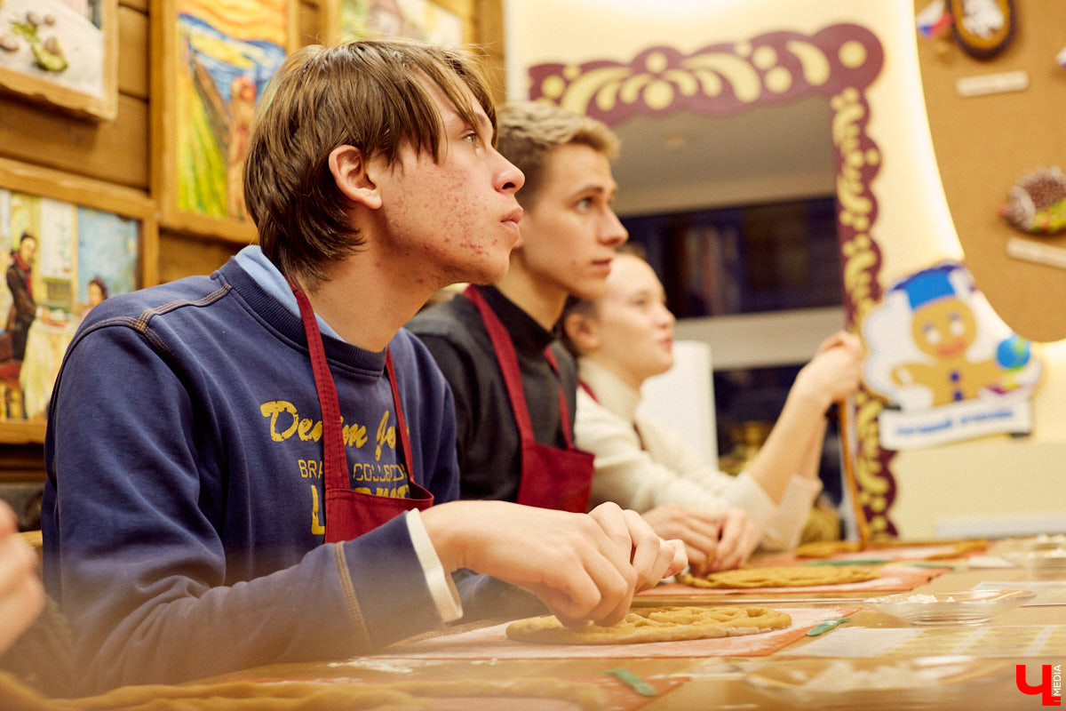 Сегодня вы услышите сказ о том, как компания студентов с помощью Пушкина («Пушкинской карты») в Музее пряника лепила и пекла обрядовое печенье тетёрки и кликала весну.