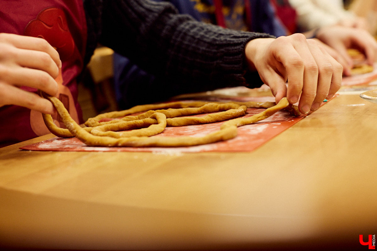 Сегодня вы услышите сказ о том, как компания студентов с помощью Пушкина («Пушкинской карты») в Музее пряника лепила и пекла обрядовое печенье тетёрки и кликала весну.