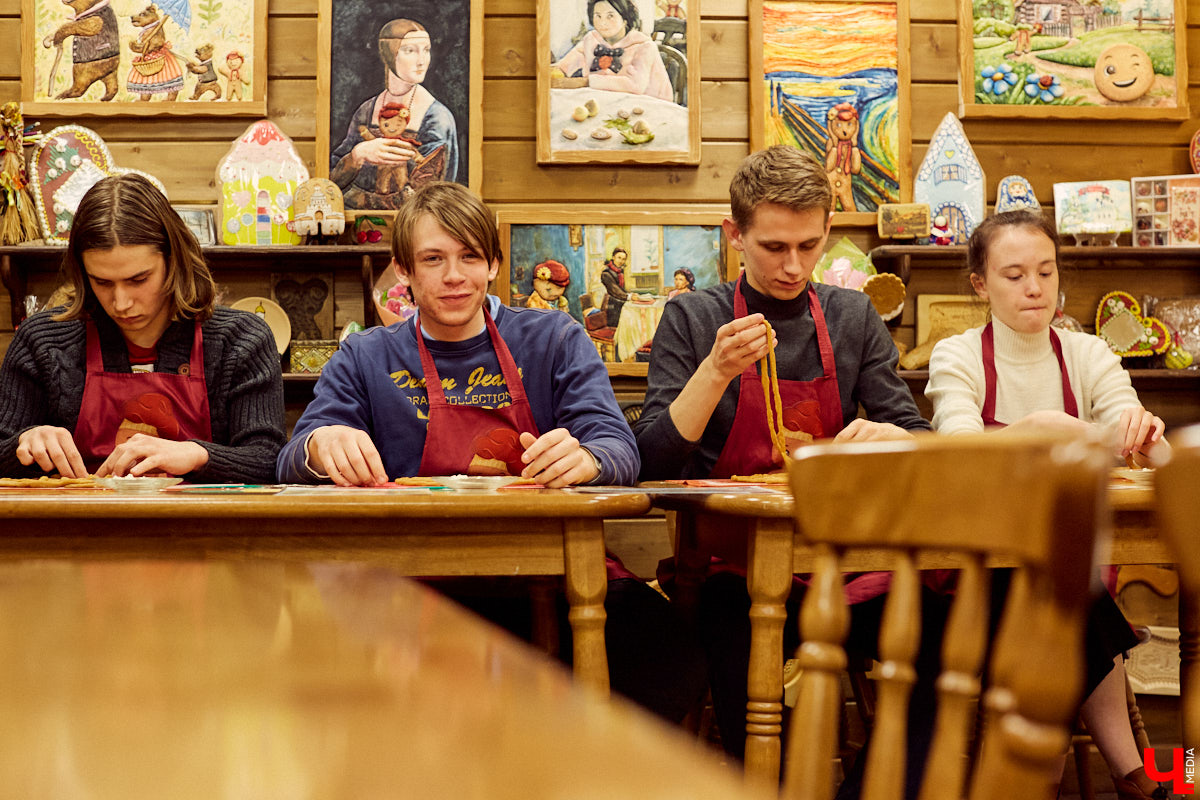 Сегодня вы услышите сказ о том, как компания студентов с помощью Пушкина («Пушкинской карты») в Музее пряника лепила и пекла обрядовое печенье тетёрки и кликала весну.