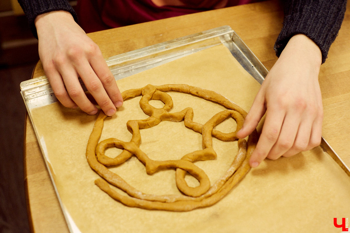 Сегодня вы услышите сказ о том, как компания студентов с помощью Пушкина («Пушкинской карты») в Музее пряника лепила и пекла обрядовое печенье тетёрки и кликала весну.