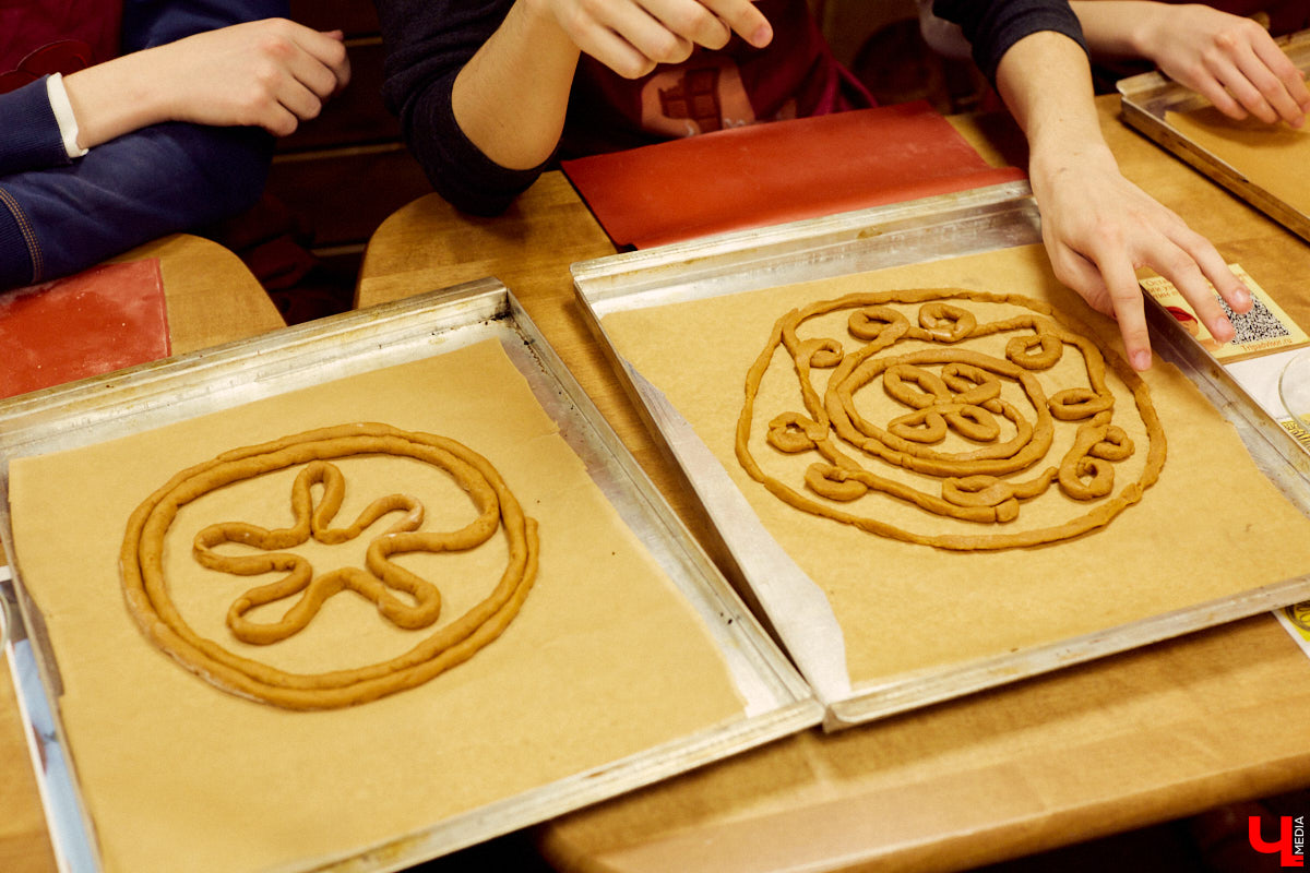 Сегодня вы услышите сказ о том, как компания студентов с помощью Пушкина («Пушкинской карты») в Музее пряника лепила и пекла обрядовое печенье тетёрки и кликала весну.