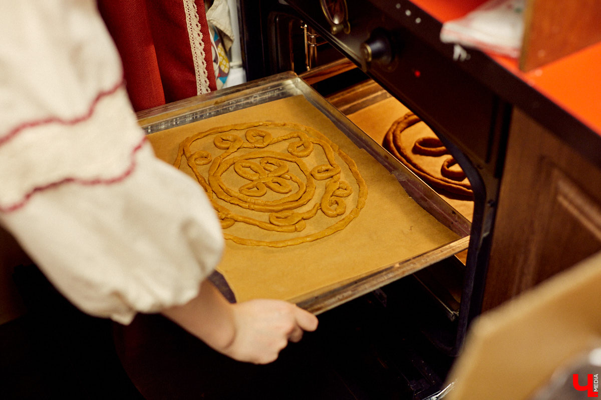 Сегодня вы услышите сказ о том, как компания студентов с помощью Пушкина («Пушкинской карты») в Музее пряника лепила и пекла обрядовое печенье тетёрки и кликала весну.