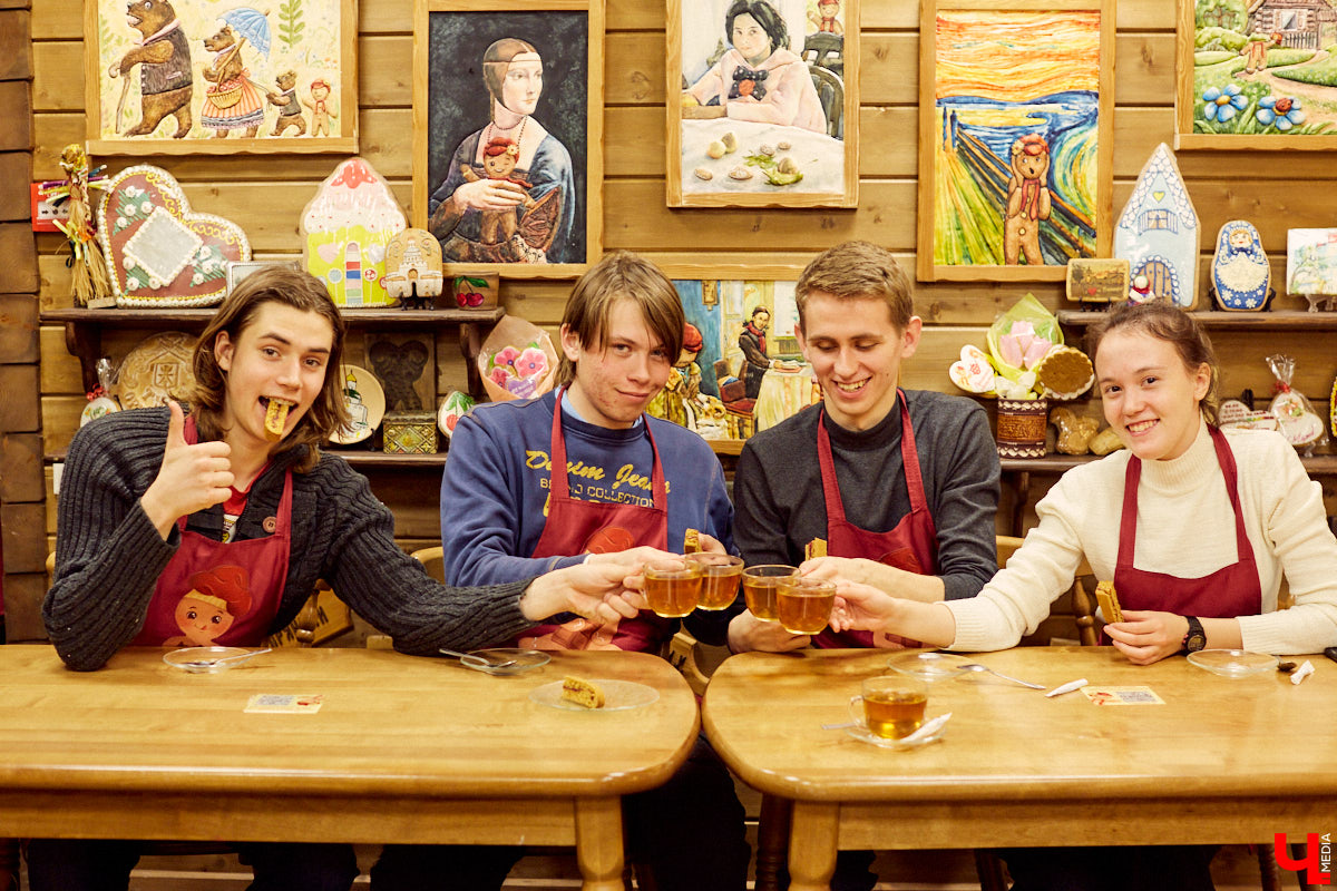 Сегодня вы услышите сказ о том, как компания студентов с помощью Пушкина («Пушкинской карты») в Музее пряника лепила и пекла обрядовое печенье тетёрки и кликала весну.