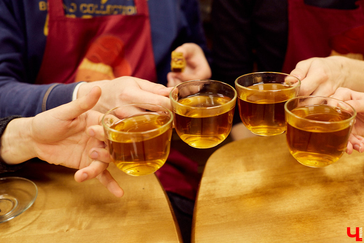 Сегодня вы услышите сказ о том, как компания студентов с помощью Пушкина («Пушкинской карты») в Музее пряника лепила и пекла обрядовое печенье тетёрки и кликала весну.