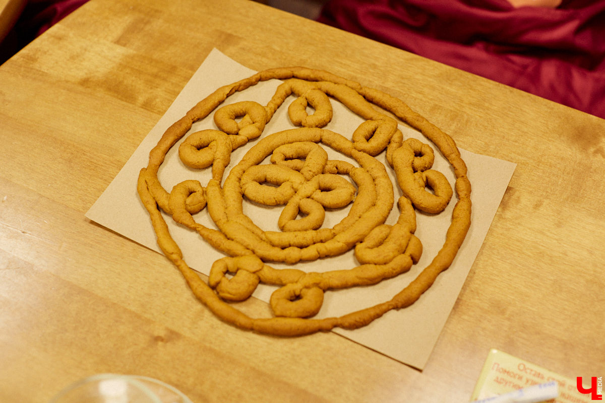 Сегодня вы услышите сказ о том, как компания студентов с помощью Пушкина («Пушкинской карты») в Музее пряника лепила и пекла обрядовое печенье тетёрки и кликала весну.