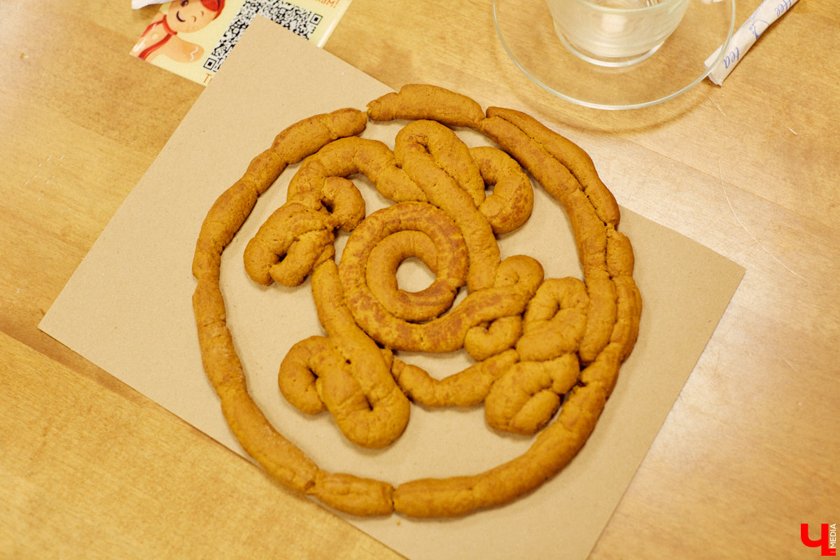 Сегодня вы услышите сказ о том, как компания студентов с помощью Пушкина («Пушкинской карты») в Музее пряника лепила и пекла обрядовое печенье тетёрки и кликала весну.