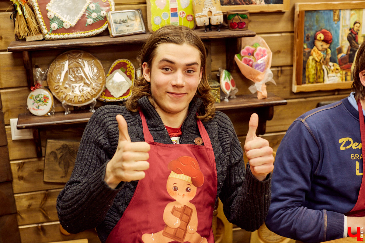 Сегодня вы услышите сказ о том, как компания студентов с помощью Пушкина («Пушкинской карты») в Музее пряника лепила и пекла обрядовое печенье тетёрки и кликала весну.