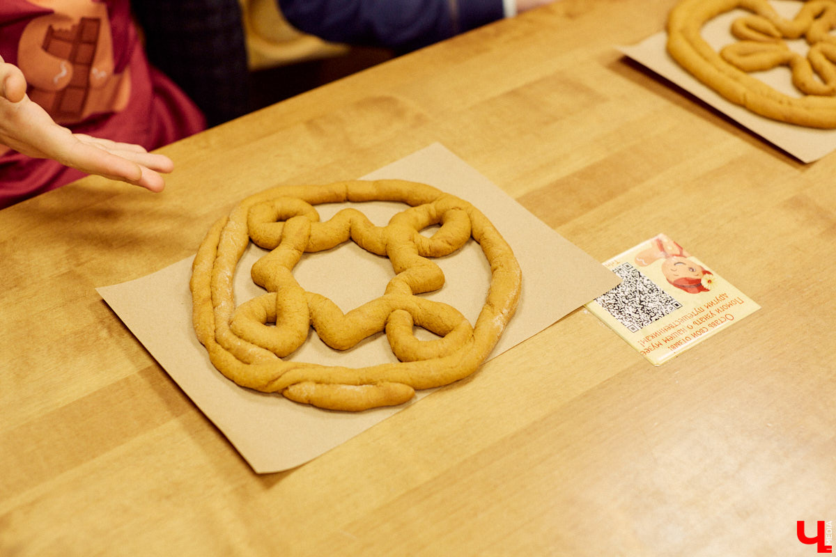 Сегодня вы услышите сказ о том, как компания студентов с помощью Пушкина («Пушкинской карты») в Музее пряника лепила и пекла обрядовое печенье тетёрки и кликала весну.