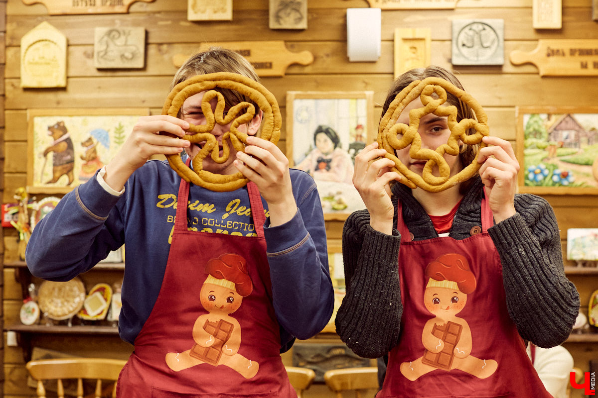 Сегодня вы услышите сказ о том, как компания студентов с помощью Пушкина («Пушкинской карты») в Музее пряника лепила и пекла обрядовое печенье тетёрки и кликала весну.