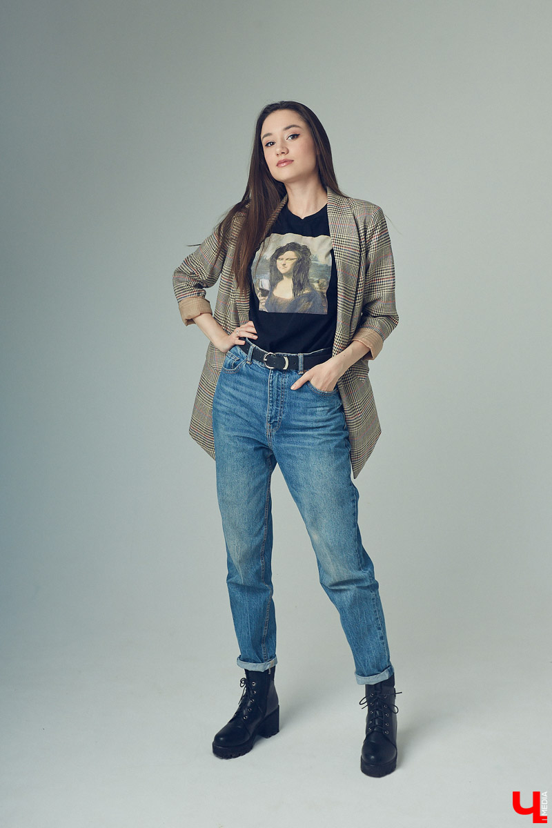 Оверсайз, брюлики, уютное «змеиное платье». Софья Молдалиева рассказывает о жизни владимирской певицы, а также делится секретами по выбору нарядов на репетицию, корпоратив и выступление в ресторане.