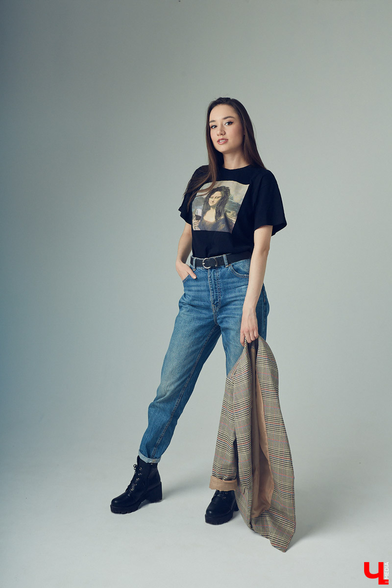 Оверсайз, брюлики, уютное «змеиное платье». Софья Молдалиева рассказывает о жизни владимирской певицы, а также делится секретами по выбору нарядов на репетицию, корпоратив и выступление в ресторане.