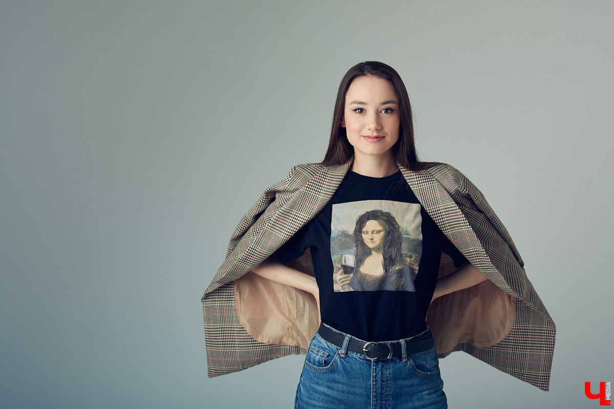 Оверсайз, брюлики, уютное «змеиное платье». Софья Молдалиева рассказывает о жизни владимирской певицы, а также делится секретами по выбору нарядов на репетицию, корпоратив и выступление в ресторане.