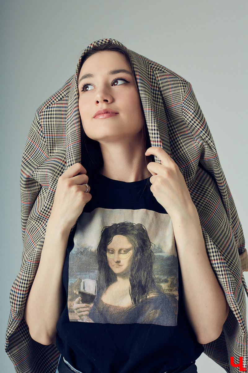 Оверсайз, брюлики, уютное «змеиное платье». Софья Молдалиева рассказывает о жизни владимирской певицы, а также делится секретами по выбору нарядов на репетицию, корпоратив и выступление в ресторане.