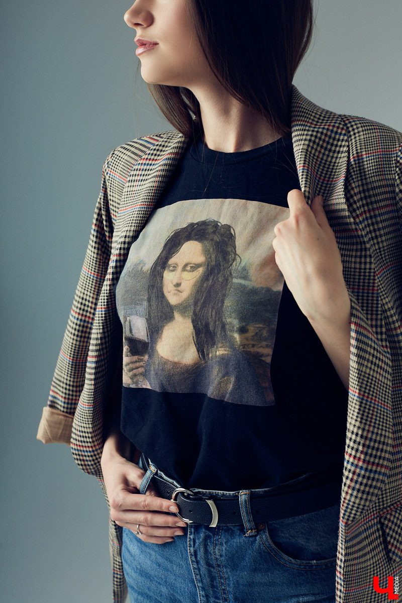 Оверсайз, брюлики, уютное «змеиное платье». Софья Молдалиева рассказывает о жизни владимирской певицы, а также делится секретами по выбору нарядов на репетицию, корпоратив и выступление в ресторане.