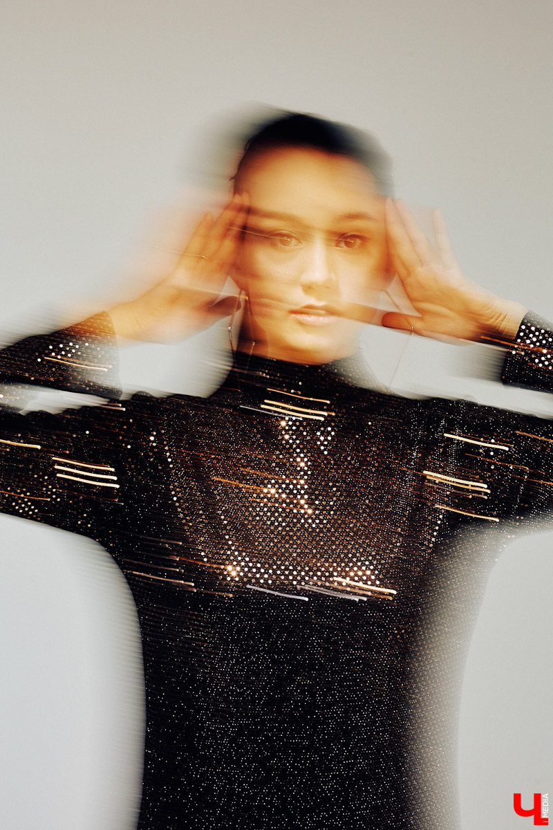 Оверсайз, брюлики, уютное «змеиное платье». Софья Молдалиева рассказывает о жизни владимирской певицы, а также делится секретами по выбору нарядов на репетицию, корпоратив и выступление в ресторане.