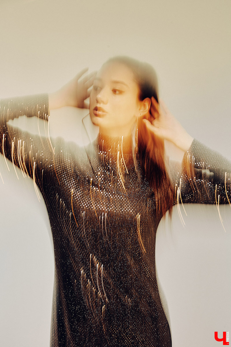 Оверсайз, брюлики, уютное «змеиное платье». Софья Молдалиева рассказывает о жизни владимирской певицы, а также делится секретами по выбору нарядов на репетицию, корпоратив и выступление в ресторане.