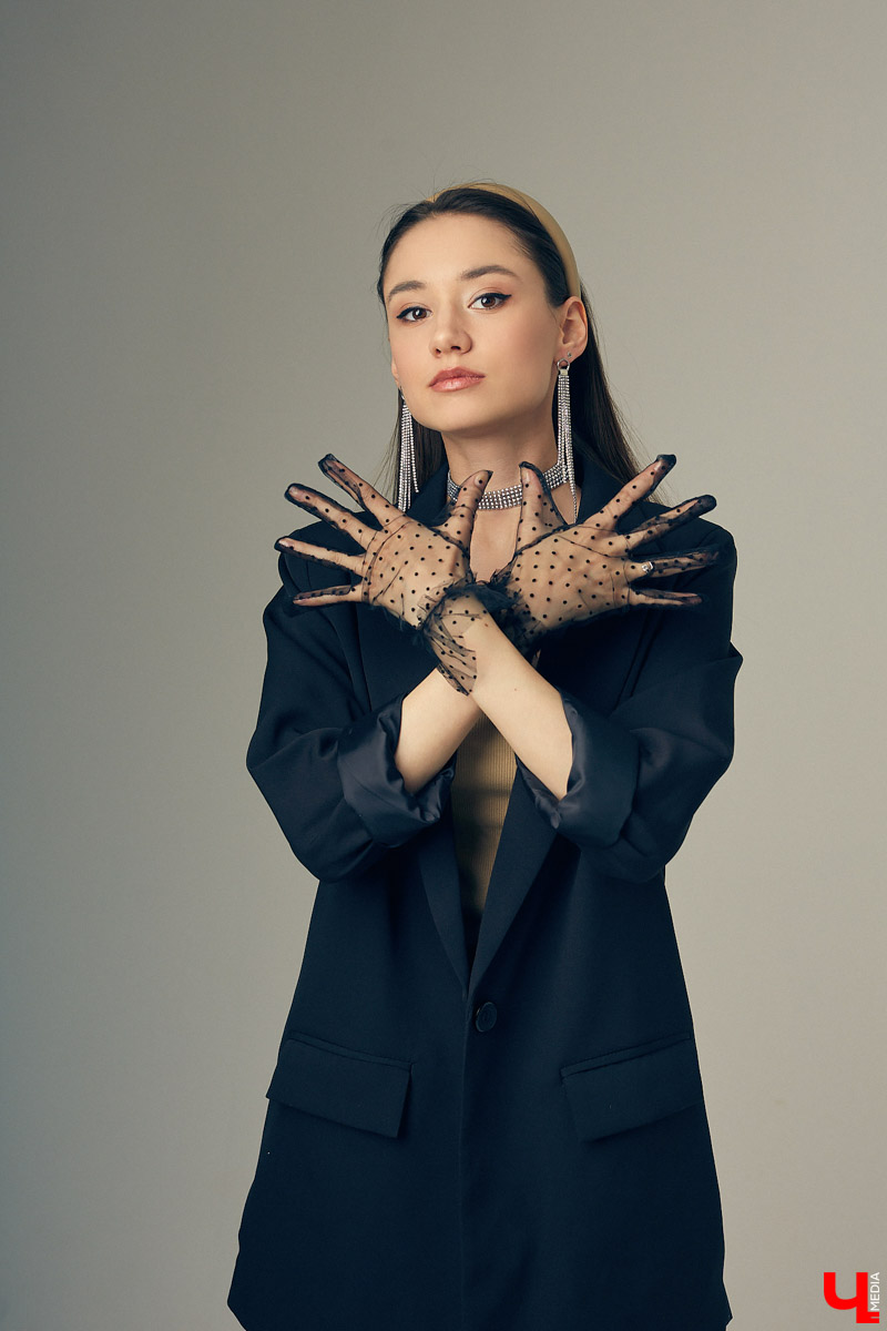 Оверсайз, брюлики, уютное «змеиное платье». Софья Молдалиева рассказывает о жизни владимирской певицы, а также делится секретами по выбору нарядов на репетицию, корпоратив и выступление в ресторане.