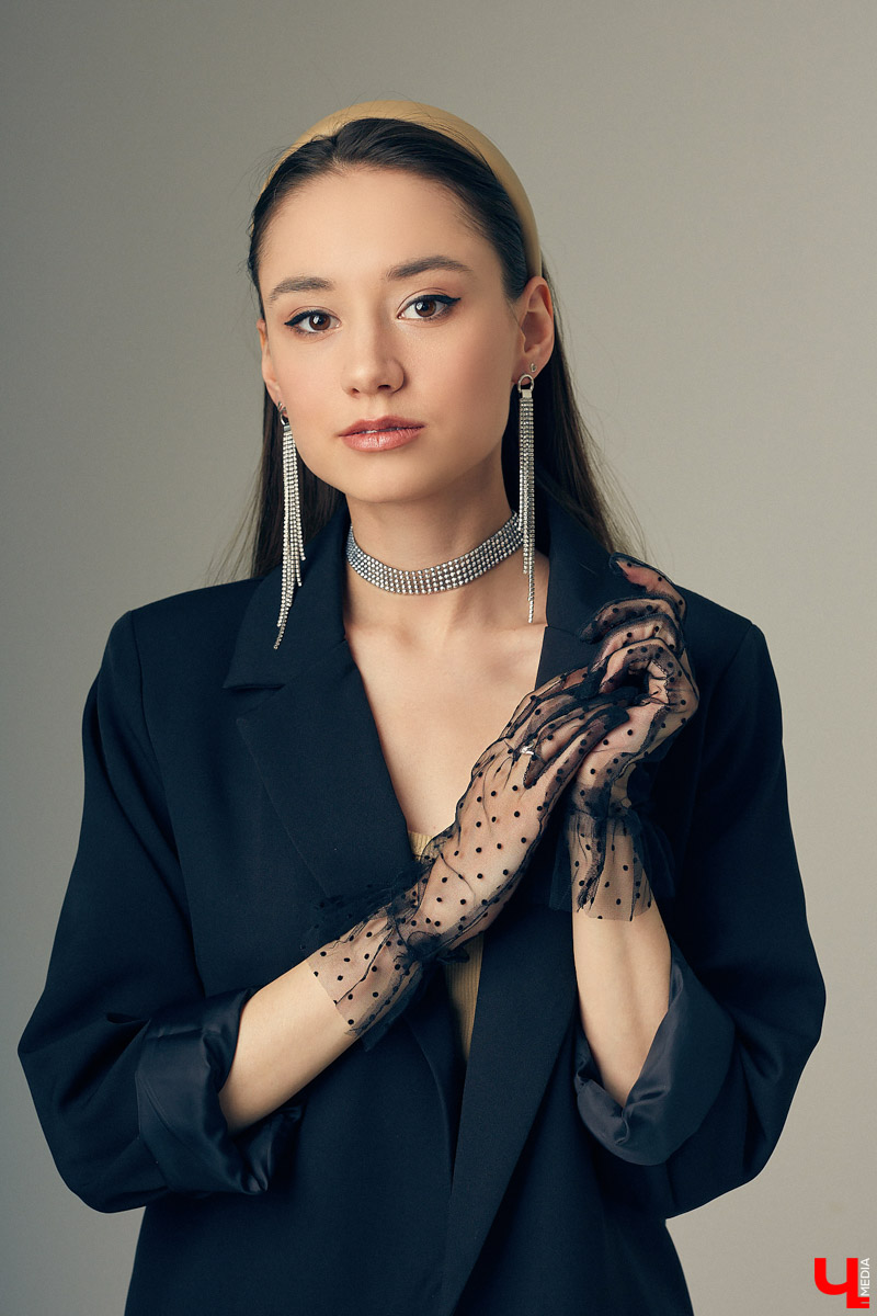 Оверсайз, брюлики, уютное «змеиное платье». Софья Молдалиева рассказывает о жизни владимирской певицы, а также делится секретами по выбору нарядов на репетицию, корпоратив и выступление в ресторане.