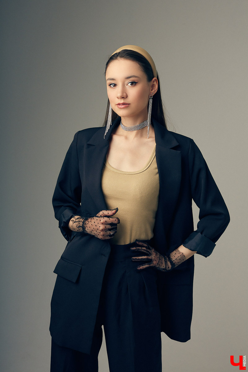 Оверсайз, брюлики, уютное «змеиное платье». Софья Молдалиева рассказывает о жизни владимирской певицы, а также делится секретами по выбору нарядов на репетицию, корпоратив и выступление в ресторане.