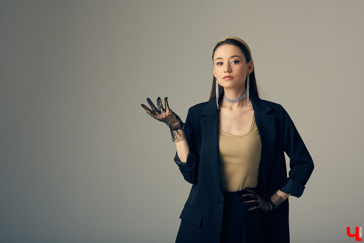 Оверсайз, брюлики, уютное «змеиное платье». Софья Молдалиева рассказывает о жизни владимирской певицы, а также делится секретами по выбору нарядов на репетицию, корпоратив и выступление в ресторане.