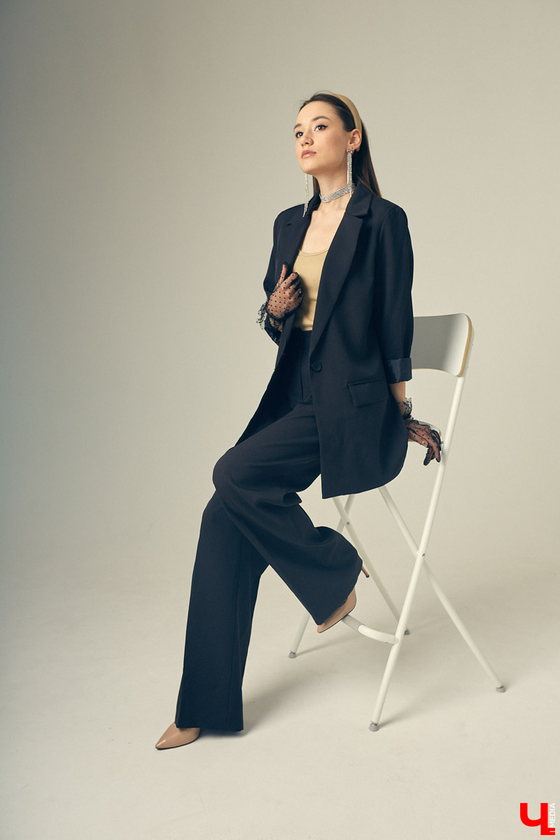 Оверсайз, брюлики, уютное «змеиное платье». Софья Молдалиева рассказывает о жизни владимирской певицы, а также делится секретами по выбору нарядов на репетицию, корпоратив и выступление в ресторане.