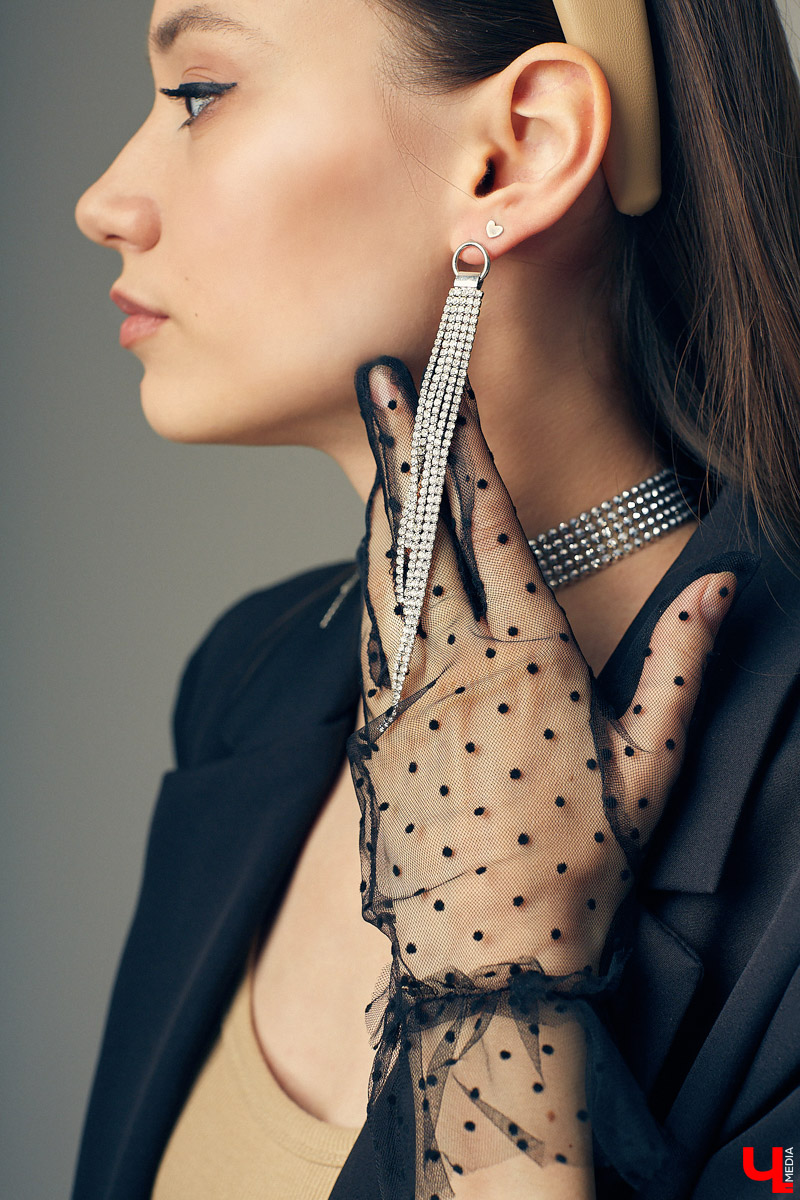 Оверсайз, брюлики, уютное «змеиное платье». Софья Молдалиева рассказывает о жизни владимирской певицы, а также делится секретами по выбору нарядов на репетицию, корпоратив и выступление в ресторане.