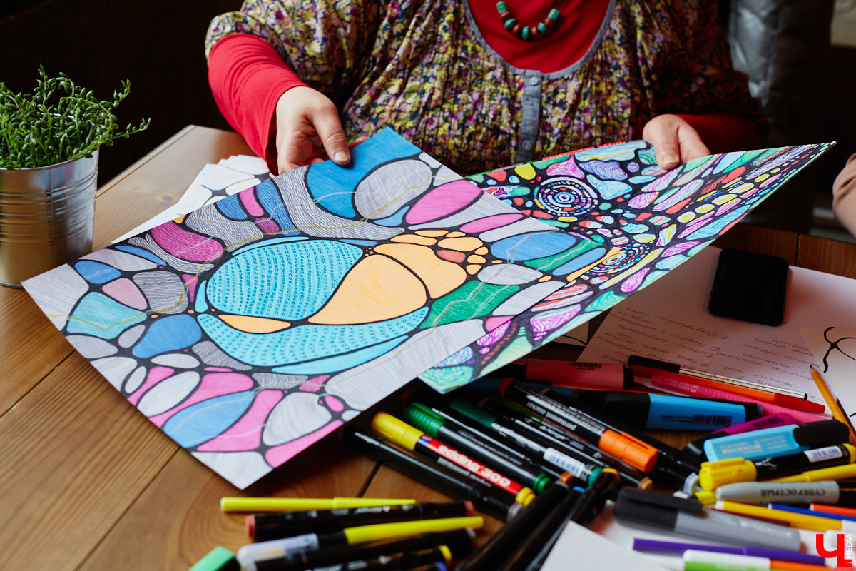 Иллюстратор книг Ширвиндта и арт-терапевт Наталья Колпакова научила заинтересованных владимирцев справляться с негативом, достигать желанных целей и договариваться со Вселенной методом нейрографики.