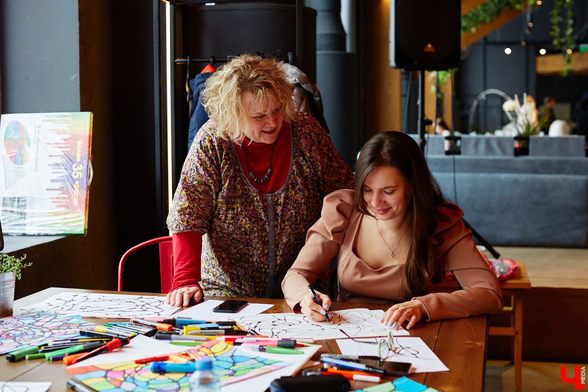 Иллюстратор книг Ширвиндта и арт-терапевт Наталья Колпакова научила заинтересованных владимирцев справляться с негативом, достигать желанных целей и договариваться со Вселенной методом нейрографики.