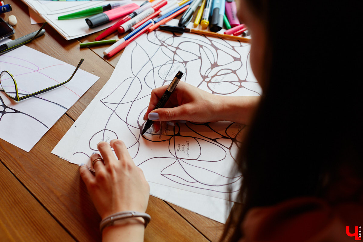 Иллюстратор книг Ширвиндта и арт-терапевт Наталья Колпакова научила заинтересованных владимирцев справляться с негативом, достигать желанных целей и договариваться со Вселенной методом нейрографики.